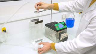 在 FlexiPump 上装好硅胶管